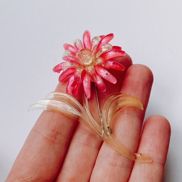 VTG 40s Brooch Pink Lucite Flower C Clasp Molded Retro Mid Century Pin - Picture 2 of 9